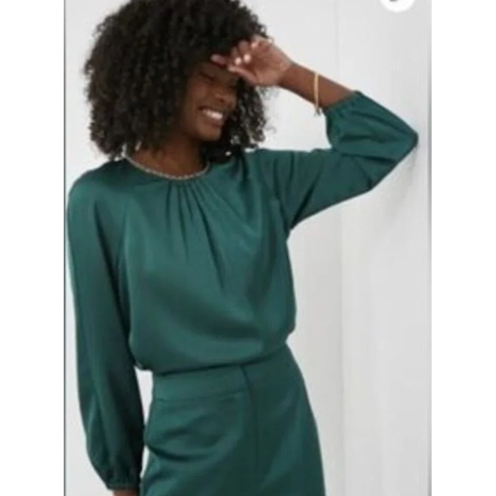 Tuckernuck Blouse Size M Green Gold Chain Satin NEW Long Sleeve Top Holiday